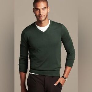 Banana Republic Men's Deep Green V-Neck Sweater